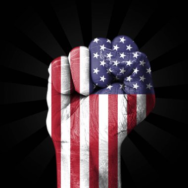 Siyah izole edilmiş arka plan, özgürlük ve demokrasi kavramına Amerikan bayrağı ile boyanmış yumruk.