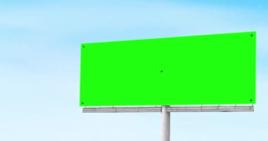 Arkaplanda Clear Blue Sky olan Yeşil Ekran Billboard 4K Video. Reklam panosu ve kopyalama alanı yan tarafta
