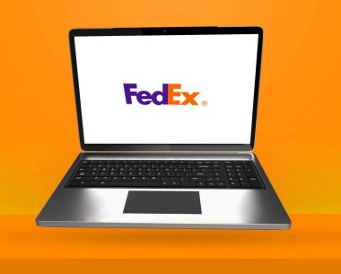 Gelişmiş Sevkiyat ve Lojistik Hizmetleri Odak Noktası Odaklı Laptop Ekranında FedEx Uygulaması Gösterildi