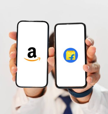 Flipkart, Amazon Karşılaştırmalı Editör Analizine Karşı İki Akıllı Telefonun E-Ticaret Özellikleri ve Arka planda Kullanıcı Deneyimi Vurgulaması