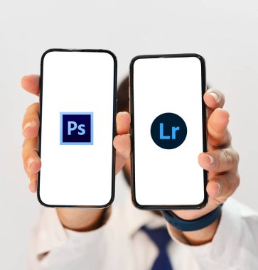  Fotoshop ve deniz feneri karşılaştırma konsepti iki akıllı telefonun editörlük arka planı