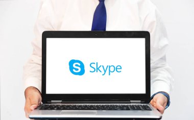 Skype Bir Adam, Profesyonel Arka plan Vurgulama Video Konferansı Özellikleri ve İletişim Araçları Tarafından Dizüstü bilgisayar ekranında görüntülendi