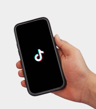Video Özellikleri ve Kullanıcı Arayüzü 'ne Temiz Odaklanma için Mobil Ekranda TikTok Uygulaması
