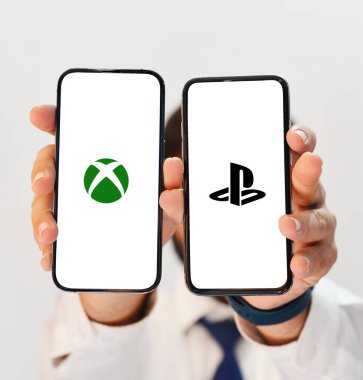  xbox vs ps5 Karşılaştırma konsepti iki akıllı telefon üzerinde editoryal arka plan