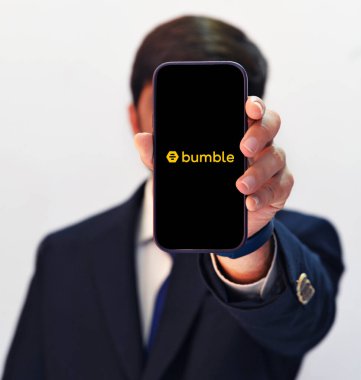 Mobil Ekranda Profesyonel Bumble Uygulaması Sunumu Takım Elbiseli Adam tarafından, Randevu Uygulaması Sezgileri için Editör Arkaplanı