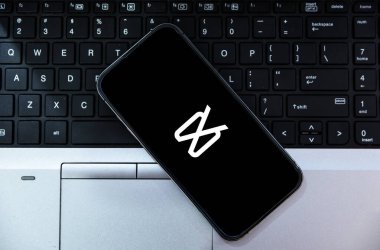 Mobil Ekranda Dizüstü bilgisayarlı CapCut Uygulaması Gösterildi