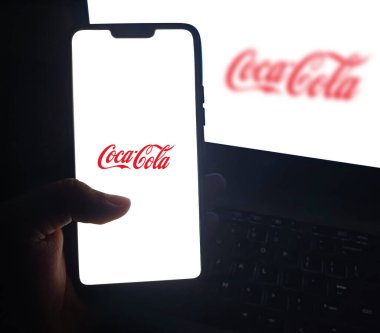 En Son Teklif ve Güncellemelere Kolay Erişim İçin Elle Dokunma ile Mobil Ekranda Coca-Cola Uygulaması