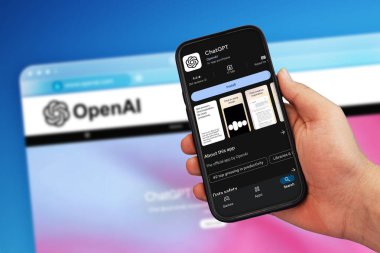 10.8.2024, Pakistan. Arka planda web sürümü olan OpenAI mobil uygulaması, teknik editör.