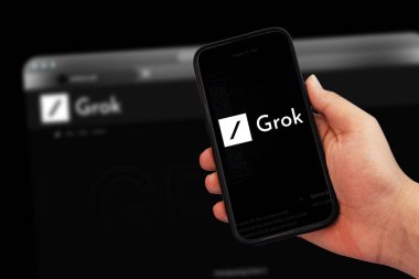 15.08.2024. Multan, Pakistan. Grok Ai mobil ekranda. Arka planda bulanık ui var. Teknoloji editörü..