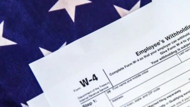 Çalışanların W4 sertifikalı Amerikan bayrağının 4k.W-4 formlu hali.