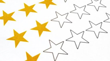 Kağıt 4K 'da birden beş yıldıza kadar bir puan. Ana hatlı ve sarı yıldızlı müşteri değerlendirme videosu