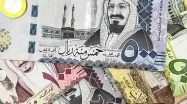 Suudi Riyal para birimi 4K Dönüşümlü Video. Riyal Para Birimi belgeleriyle finans ve iş konsepti