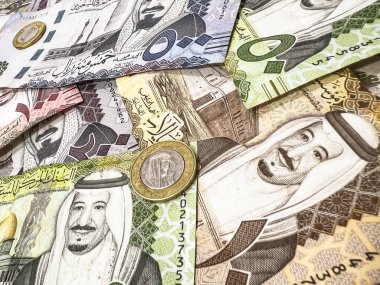 Para ve kağıt para arkaplanlı Suudi Riyal para birimi geçmişi