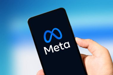 31.10.2024, Birleşik Devletler. Mobil ekranda, bulanık mavi arkaplanlı Meta Logosu. Yapay zeka hakkındaki teknik haber kavramı