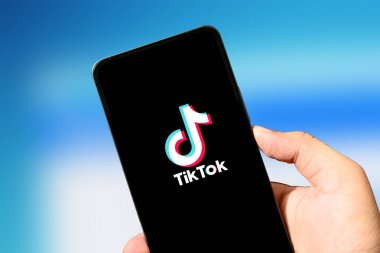 10.30.2024, Pakistan. Mobil ekranda uygulamalı Tiktok Editör Fotoğrafı, yakın çekim arkaplanı. Akıllı telefondaki eğlence ve kısa video platform uygulaması