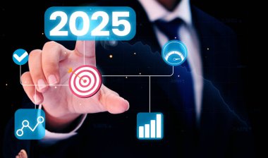 2025 yılının iş stratejileri ve hedefleri Man 'in plana, geçmişe dokunmasıyla. Gelecek yıl için hedefler sunan kişi, başarı, yeni yıl, istatistikler, hedef tahtası