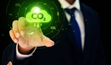 Şekiller etrafında parlayan yeşil ışıkla CO2 emisyon konseptine dokunan adam. Dokunaklı bulutlu modern karbon dioksit arkaplan tasarımı
