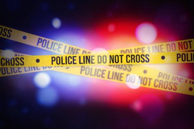 Sarı bantla parlayan Bokeh Polis ışıkları bulanıklaşır ve tipografinin geçmediğini gösterir. Polis, hukuki, soruşturma, uyarı kavramı