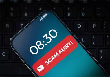 Mobil ekranda dolandırıcılık ve dolandırıcılık konsepti tasarım zemininde dolandırıcılık uyarısı