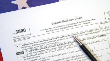 Genel İş Kredi Formu 3800, kağıda kalem, arka fonda ABD bayrağı