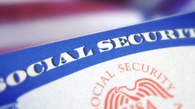 Sosyal güvenlik kartı, siyah arkaplanlı 4K video görüntüsü çekmiş. Sağlık sigortası, eğitim, refah