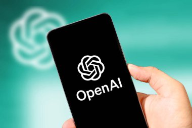 OpenAi mobil uygulamasını yeşil bulanık arkaplan ile gösteren kişi, illüstrasyon makalesi. Chatgpt mobil uygulama arkaplanı
