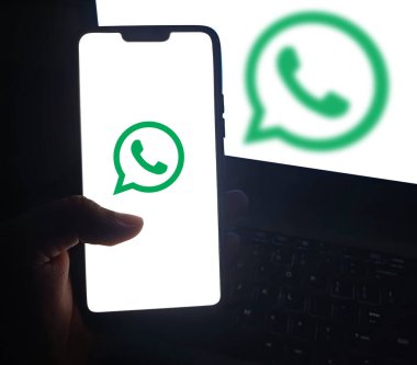 Gezici ekranda el ele tutuşarak Whatsapp. Mesajlaşma uygulaması, illüstrasyon editoryal arka planı