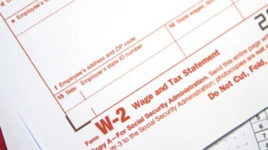 Maaş ve Vergi beyannamesi 4K 'yı kapatın. Kopyalama alanı ile kırmızı renkte W-2 oluştur