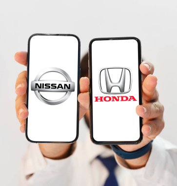 Nissan ve Honda 'nın endüstrideki en büyük otomobil üreticileri olarak birleşmesi, mobil ekranda resimli yazı olarak gösterildi.