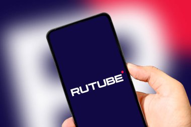 Rus video paylaşım platformu Rutube mobil uygulaması ekranda, illüstrasyon arkaplanı kapat.