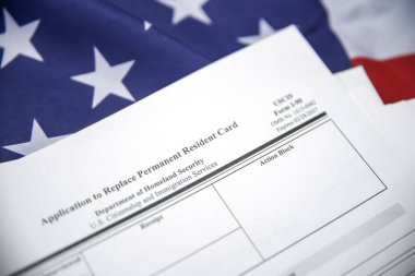 Arka planında bayrak olan kalıcı ABD oturma izni formu. Boşluk halkla ilişkiler kartı I-90 formunu kopyala