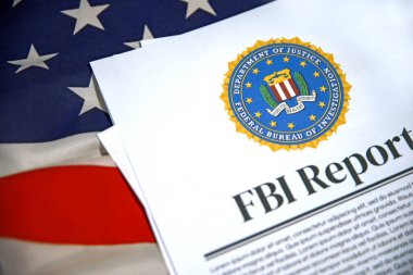 1.5.2025, Birleşik Devletler. FBI, arka plan konseptinde Amerika Birleşik Devletleri bayrağı olduğunu bildirdi. Federal Buero Soruşturma, ABD bayrağı hakkında rapor verdi.