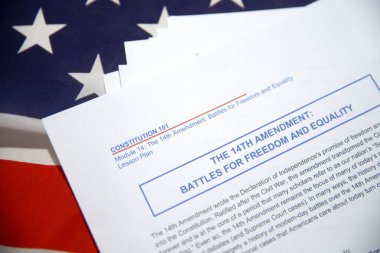 Arkaplanda Amerika Birleşik Devletleri bayrağına 14. yasa değişikliği konulmuş. ABD anayasasında 14. değişiklik, arka plan kavramı