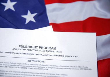ABD öğrencileri için Fullbright programı, Amerikan bayrağının arka planında kapatılan kağıt formu..