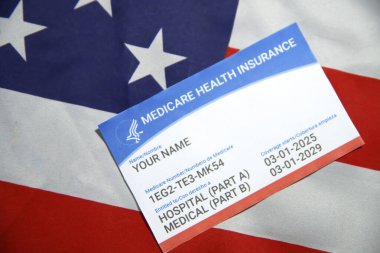Sağlık sigortası kartını kapat. Arka planda Amerikan bayrağında sahte bilgiler var..