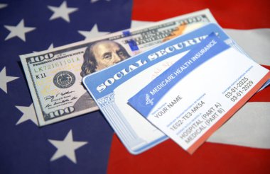 SSN, sağlık sigortası kartları Amerikan bayrağına 100 dolarlık banknot konmuş..