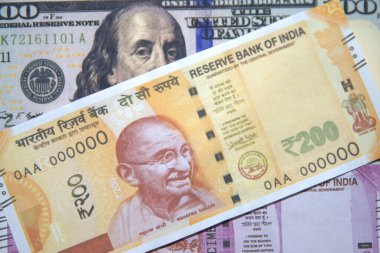 Hint Rupisi ile birlikte ticaret konsepti içeren 100 Amerikan Doları. ABD ve Hindistan arasındaki iş ve ticaret kavramı