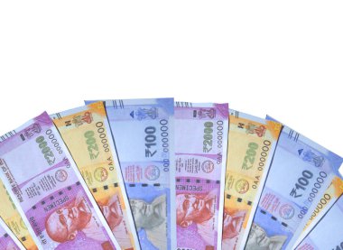 Üzerinde kopya alanı olan beyaz izole yüzey üzerindeki Hint para birimi banknotları