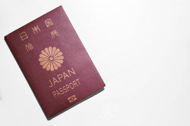 Japonya pasaportu, Japonya 'nın kırmızı renkli seyahat belgelerini kopyalamak için beyaz yüzeye yerleştirildi..