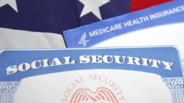 Arkaplanda Amerikan bayrağı olan Sosyal Güvenlik Kartı ve Sağlık Sigortası, 4K