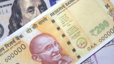 Üzerinde Hint Rupisi olan 100 dolarlık banknot, 4K 'yı kapatın. Amerika ve Hindistan arasındaki iş ve ticaret kavramı