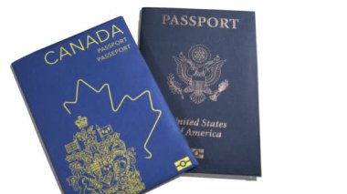 ABD ve Kanada pasaportu, beyaz izole edilmiş arka plana yerleştirilmiş. Fotokopi alanı, 4K görüntü. Seyahat ve milliyet konsepti videosu