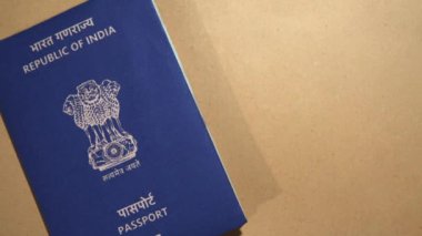 Hindistan pasaportu yanında fotokopi alanı, seyahat ve milliyet konsepti için 4K görüntü..