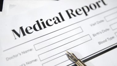 Tıbbi rapor yazmak için kalem ve kopya alanı ile yakın çekim, tıbbi rapor ve kayıt için 4K kağıt görüntüsü