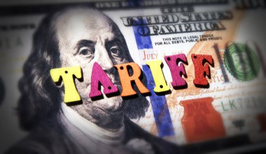 100 dolarlık banknotta renkli ahşap alfabeler olan Birleşik Devletler Gümrük İdaresi konsepti. ABD Para Birimi Kağıdı ile Tarife Oranı kavramının artırılması