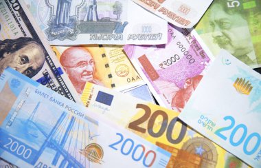 Bir dolarlık banknot, ruble, şekel, rupi ve diğer para birimi kağıtları rastgele dağıtılmış üst görünüm, iş ve para kavramı arka plan