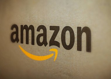Amazon Karton kutunun yan tarafında, ekommerce resimsel arkaplan.