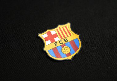 Futbol Kulübü Barcelona Rozeti, spor illüstrasyon konsepti olan siyah arka fonda yer almaktadır. Futbol takımı FCB rozet tasarımı. Yakın çekim.
