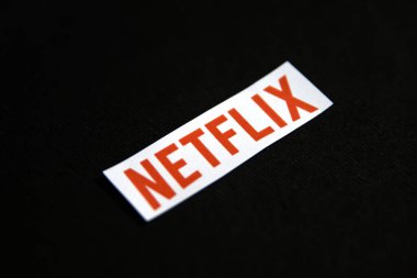 Siyah arkaplanda OTT platformu Netflix beyaz etiketi, illüstrasyon konsepti