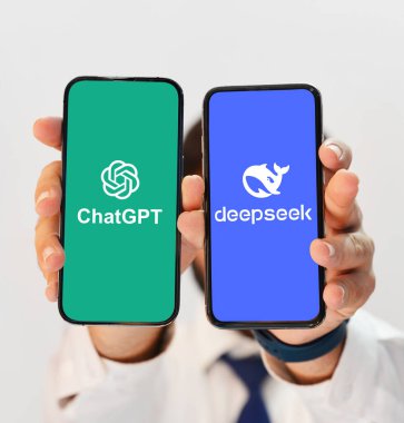 OpenAI ChatGPT vs Deepseek yarışması Yapay Zeka kavramı arka planı, illüstrasyon makalesi. Akıllı telefon ekranında iki yapay zeka platformunu da gösteren kişi